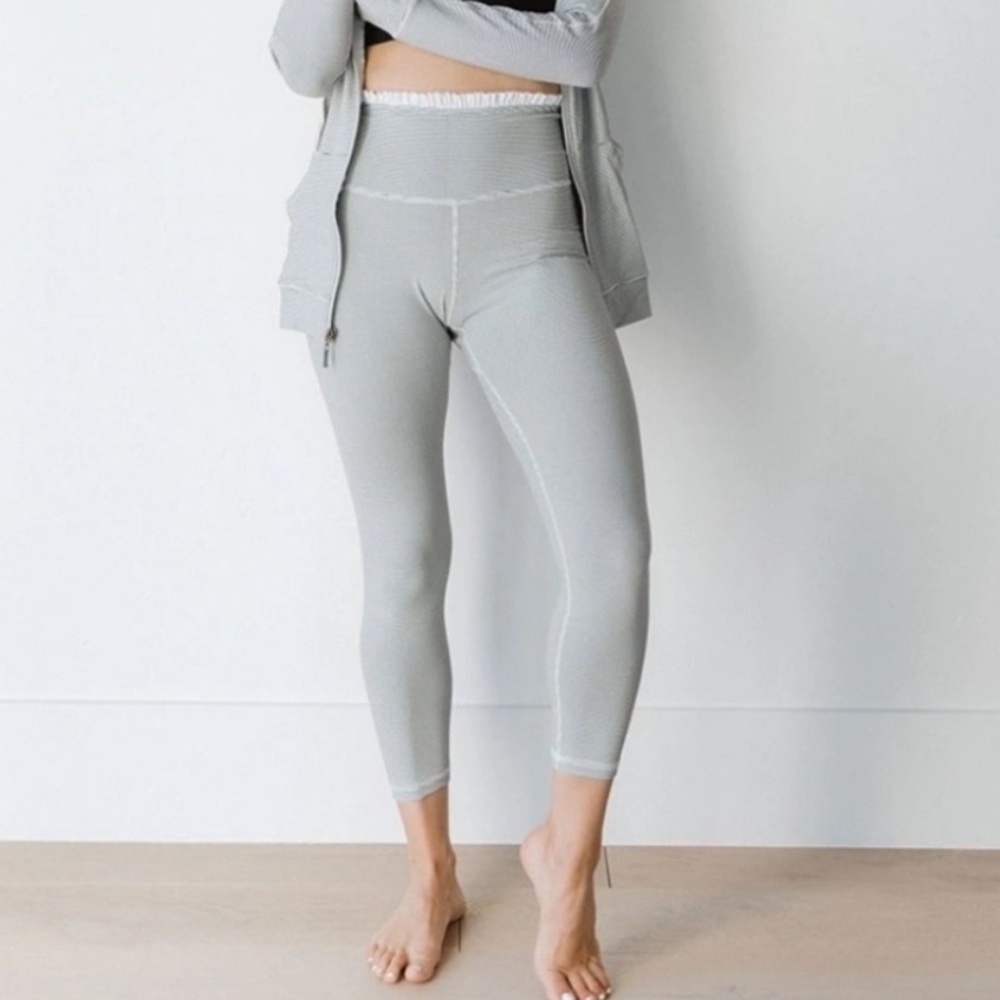 Albion Fit Petal Pants Leggings in Midnight Ruffle Fold Waist - Picture 2 of 7